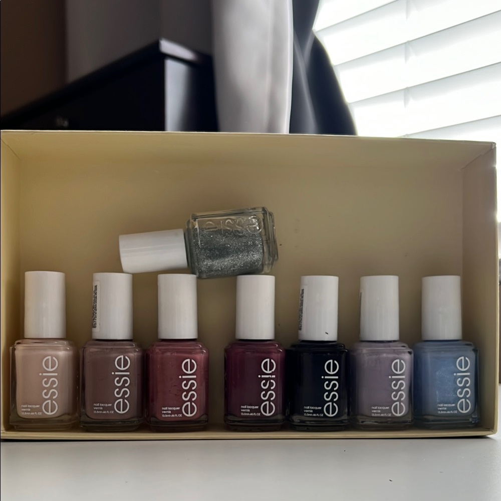 Essie Nail Polish bundle preloved total 8ea